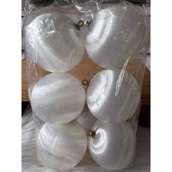 NOS Vintage Set of 6 White Silk, Satin Spun Christmas Tree Ornaments - Picture 3 of 7